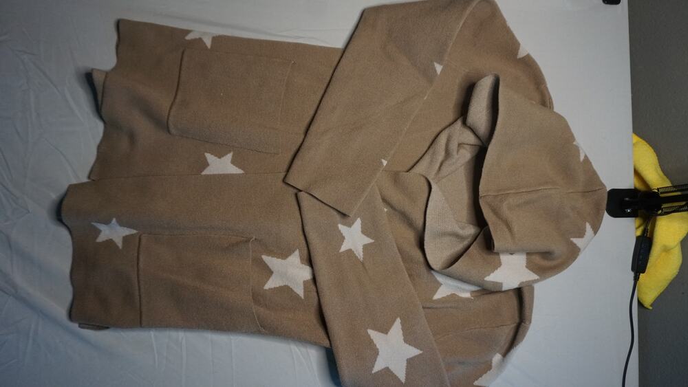Splendid Star Sweater with Front Pockets - Cozy & Chic Style